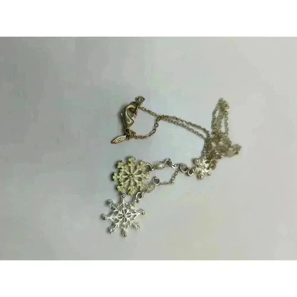 Avon Snowflake Bundle Necklace NWT Earrings Silver Tone Rhinestones Jewelry Set - Picture 4 of 7